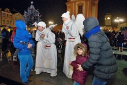 Velká fotoreportáž z vánočních trhů v Hranicích / fotogalerie / Pohádkové Vánoce 8.12. 2017 - andělé na chůdách, foto: Jiří Necid