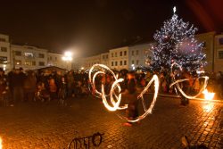 Velká fotoreportáž z vánočních trhů v Hranicích / fotogalerie / Pohádkové Vánoce 8.12. 2017 - ohňová show, foto: Jiří Necid