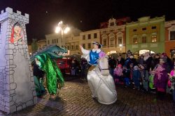 Velká fotoreportáž z vánočních trhů v Hranicích / fotogalerie / Pohádkové Vánoce 8.12. 2017 - pohádka Drak, jiří a věž - v podání obřích loutek, foto: Jiří Necid