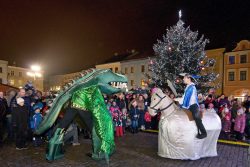 Velká fotoreportáž z vánočních trhů v Hranicích / fotogalerie / Pohádkové Vánoce 8.12. 2017 - pohádka Drak, jiří a věž - v podání obřích loutek, foto: Jiří Necid