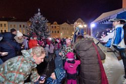 Velká fotoreportáž z vánočních trhů v Hranicích / fotogalerie / Pohádkové Vánoce 8.12. 2017 - pohádka Drak, jiří a věž - v podání obřích loutek, foto: Jiří Necid