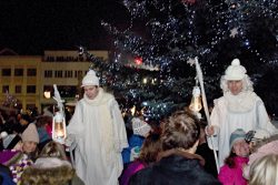 Velká fotoreportáž z vánočních trhů v Hranicích / fotogalerie / Rozsvěcení vánočního stromu anděly na chůdách 1.12. 2017, foto: Jiří Necid