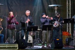 Velká fotoreportáž z vánočních trhů v Hranicích / fotogalerie / Taneční Vánoce 2.12. 2017 - Olomoucký Dixieland Jazz Band, foto: Jiří Necid