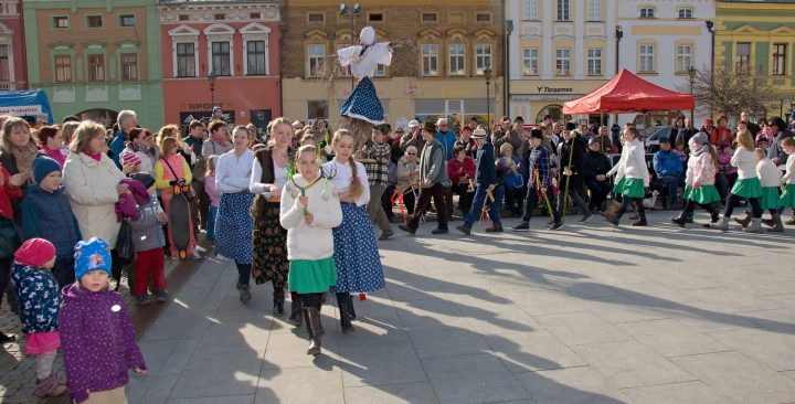 Vítání jara: průvod vynesl Mořenu do Bečvy