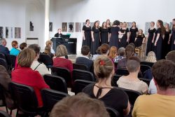 I česká píseň zazněla v podání amerického sboru / fotogalerie / Vystoupení amerického dívčího sboru Cecilia Ensemble - Grand Monadnock Youth Choirs, foto: Jiří Necid