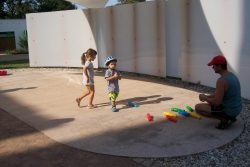 Piknik s knihovnou v Zámecké zahradě / fotogalerie / Byly připraveny hry pro děti