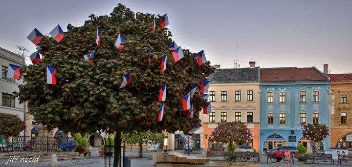 Vlajkovníky zdobí centrum Hranic