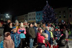 Rozsvícení stromu bylo v ladovském duchu / fotogalerie / Rozsvícení vánoční stromu na Masarykově náměstí, foto: Jiří Necid