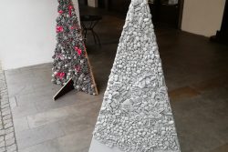 Vánoční stromky zdobí podloubí / fotogalerie / sdr