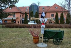 Velikonoční výzdoba zkrášluje centrum Hranic / fotogalerie / Velikonoční výzdoba na prostranství před zámkem, foto: Jiří Necid