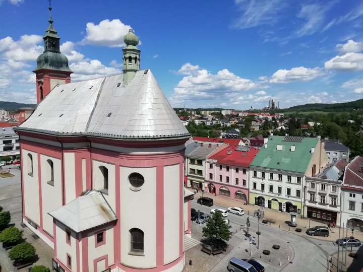 Zdolejte 122 schodů a Hranice máte jako na dlani