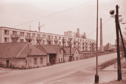 Zajímavá „nej“ hranických ulic / fotogalerie / Sídliště Hromůvka s ulicí Zborovskou v roce 1973. V popředí ještě staré usedlosti.