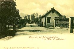 Most přes řeku Bečvu – znáte jeho jméno? / fotogalerie / Dřevěný most přes Bečvu na pohlednici z roku 1898 s původním mýtním domkem v popředí. Zdroj: Muzeum a galerie Hranice