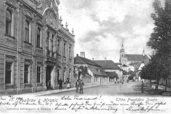 Hranice měly první poštu v okrese / fotogalerie / Druhé místo pošty v dnešní tř. Československé armády v honosné budově čp. 186 po levé straně na přelomu 19. a 20. století. Poté se úřad posunul o pár domů dál směrem k Drahotuším do domu čp. 190. Ulice dříve patřila k výstavním hranickým ulicím. Oba domy jsou již strženy a na jejich místě je parkoviště a bývalý Bonver. Zdroj: Muzeum a galerie Hranice