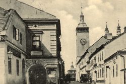 Hranice měly první poštu v okrese / fotogalerie / Čtvrtá adresa pošty v Radniční ulici 68 v domě, před kterým stojí koňské spřežení na poč. 20. století.  Později Hotel Pošta, nyní restaurace Agostini. Zdroj: sbírka Milana Králika