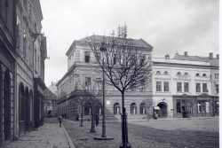 Hranice měly první poštu v okrese / fotogalerie / Tehdejší pošta v domě čp. 122 na rohu dnešní Janáčkovy ulice a Masarykova náměstí ještě s viditelnou telegrafickou anténou na střeše. Zdroj: Muzeum a galerie Hranice