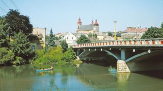 Most přes řeku Bečvu – znáte jeho jméno?