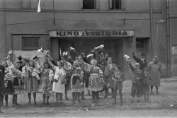 Dům „U Černého orla“ slaví 365 let / fotogalerie / Vítání Rudé armády před kinem. Tehdy neslo nacistický název Viktoria. Zdroj: Muzeum a galerie Hranice