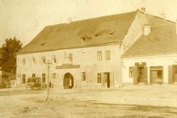 Dům „U Černého orla“ slaví 365 let / fotogalerie / Hotel Černý orel ještě s německým nápisem Schwarzer Adler v roce 1896. Zdroj: sbírka Milana Králika