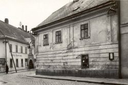 Dům „U Černého orla“ slaví 365 let / fotogalerie / Vlevo hotel Černý orel a kino Universum, pohled z Jiráskovy ulice, 1925. Zdroj: Muzeum a galerie Hranice