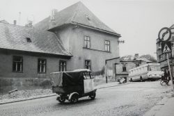 Dům „U Černého orla“ slaví 365 let / fotogalerie / Během let 1925–1926 byl tělovýchovnou organizací Orel přistavěn zadní trakt s kinosálem. Pohled z kopce od Zámeckého hotelu v 70. letech. Zdroj: sbírka Milana Králika