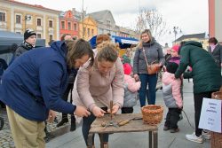 Velká fotoreportáž z Vítání jara na náměstí / fotogalerie / Vyrobit pomlázku si pak mohli zkusit děti a dospělí., foto: Jiří Necid