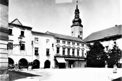 Znáte všechna Hranická náměstí? / fotogalerie / Pernštejnské náměstí v roce 1900 s pekárnou u Schlesingerů. Zdroj: Muzeum a galerie Hranice