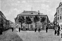 Znáte všechna Hranická náměstí? / fotogalerie / Pohled na druhou stranu Pernštejnského náměstí v roce 1910. Zdroj: Muzeum a galerie Hranice