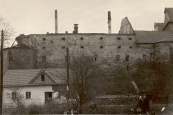 Co jste možná (ne)věděli o hranickém zámku / fotogalerie / Vyhořelé hospodářské budovy v roce 1959, které byly následně odstraněny. Zdroj: sbírka Milana Králika