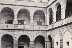 Co jste možná (ne)věděli o hranickém zámku / fotogalerie / Pokračující postupné zazdívání otevřených arkád zámku na konci 19. století. Zdroj: sbírka Milana Králika
