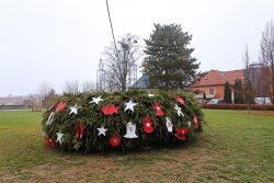 Vánoční výzdoba centra Hranic ve fotografiích / fotogalerie / Adventní věnec před zámkem, foto: Ivana Žáková