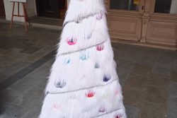 Dřevěné vánoční stromečky zdobí podloubí / fotogalerie / Krejčovství Hugo, foto: Ivana Žáková