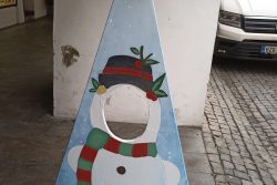 Dřevěné vánoční stromečky zdobí podloubí / fotogalerie / SOŠ Hranice, foto: Ivana Žáková
