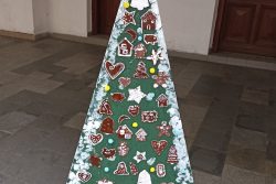 Dřevěné vánoční stromečky zdobí podloubí / fotogalerie / ZŠ a MŠ Dětské centrum Hranice, foto: Ivana Žáková