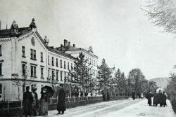 Počátky vojenské akademie v Hranicích / fotogalerie / Živý společenský ruch před budovami škol v roce 1893, foto: sbírka Milana Králika
