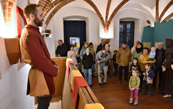 Nosit středověké brnění a zbraně nebylo nic lehkého